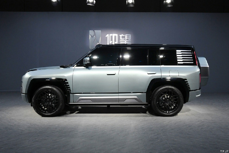 Theo hãng BYD, YangWang U8 sở hữu kích thước dài x rộng x cao lần lượt là 5.319 x 2.050 x 1.930 mm và chiều dài cơ sở 3.050 mm. Ngoài ra, xe còn có khả năng lội nước sâu 1 m ở bản Premium và 1,4 m ở bản Off-road Master. Điểm nhấn tiếp theo của YangWang U8 là hệ thống kiểm soát thân xe thông minh Yunnan-P và hệ thống treo tùy chỉnh khoảng sáng gầm.