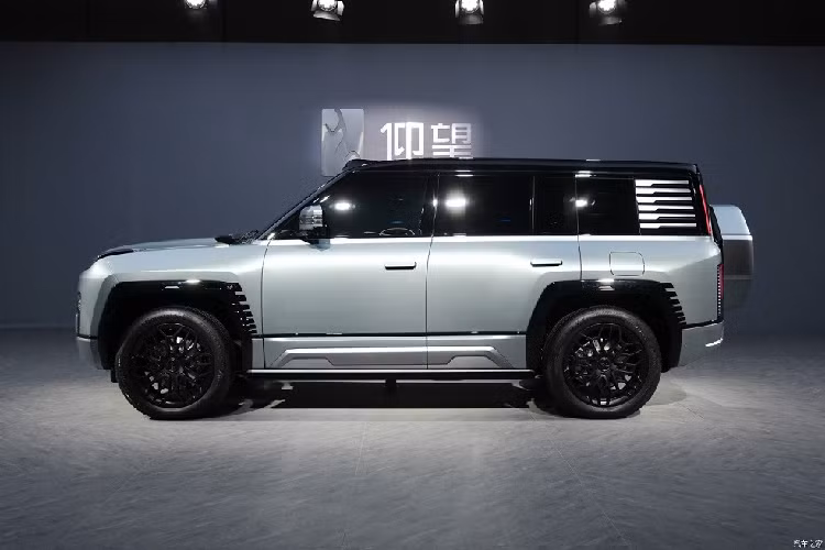 Theo hãng BYD, YangWang U8 sở hữu kích thước dài x rộng x cao lần lượt là 5.319 x 2.050 x 1.930 mm và chiều dài cơ sở 3.050 mm. Ngoài ra, xe còn có khả năng lội nước sâu 1 m ở bản Premium và 1,4 m ở bản Off-road Master. Điểm nhấn tiếp theo của YangWang U8 là hệ thống kiểm soát thân xe thông minh Yunnan-P và hệ thống treo tùy chỉnh khoảng sáng gầm.