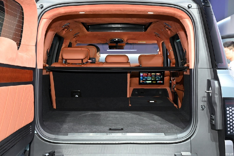 Cuối cùng là màn hình nằm trên bệ tì tay trung tâm ở giữa hàng ghế sau. Đó là chưa kể đến màn hình hiển thị thông tin kính lái HUD với kích thước lên đến 50 inch. Chưa hết, mẫu SUV điện này còn được trang bị hệ thống âm thanh Dynaudio Platinum Evidence 22 loa, ghế bọc da Nappa, cửa hít, cửa sổ trời 3 lớp, kính cửa sổ 2 lớp, hệ thống nước hoa 24 mùi và hệ thống sưởi toàn xe.