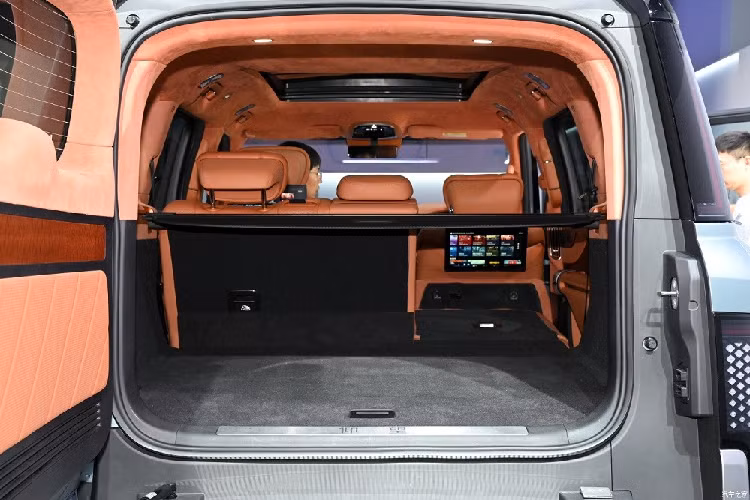 Cuối cùng là màn hình nằm trên bệ tì tay trung tâm ở giữa hàng ghế sau. Đó là chưa kể đến màn hình hiển thị thông tin kính lái HUD với kích thước lên đến 50 inch. Chưa hết, mẫu SUV điện này còn được trang bị hệ thống âm thanh Dynaudio Platinum Evidence 22 loa, ghế bọc da Nappa, cửa hít, cửa sổ trời 3 lớp, kính cửa sổ 2 lớp, hệ thống nước hoa 24 mùi và hệ thống sưởi toàn xe.