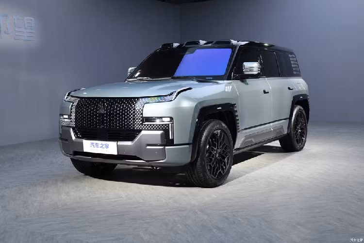 Dù ở phiên bản nào, xe cũng được áp dụng ngôn ngữ thiết kế có tên "Cánh cổng thời gian và không gian". Xe được trang bị lưới tản nhiệt cỡ lớn với thiết kế ma trận đa điểm bên trong. Bao quanh lưới tản nhiệt là cụm đèn pha lấy cảm hứng thiết kế từ những vì sao.