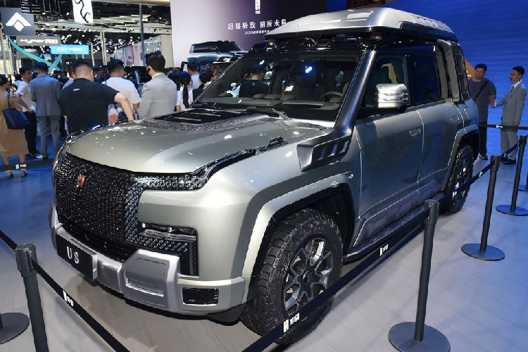 Đúng như tên gọi, YangWang U8 phiên bản Premium và Off-road Master có một số khác biệt về thiết kế ngoại thất. Trong đó, phiên bản Premium được thiết kế theo hướng sang trọng hơn. Bản Off-road Master sở hữu cản trước dày dặn và cứng cáp hơn cùng ốp cua lốp sơn cùng màu thân xe thay vì đen bóng như bản Premium. Vành la-zăng của bản Off-road Master có thiết kế thể thao hơn và đi kèm lốp chạy đa địa hình. Bên cạnh đó là hộp chứa đồ trên nóc để phục vụ các chuyến dã ngoại.