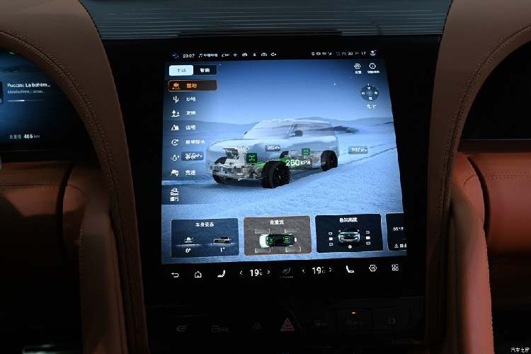 Bên trong YangWang U8 có tổng cộng 6 màn hình có thể kết nối với nhau. Đầu tiên là bảng đồng hồ kỹ thuật số và màn hình giải trí dành cho hành khách phía trước được thiết kế như đôi cánh, cùng có kích thước 26,6 inch. Bên cạnh đó là màn hình cảm ứng trung tâm nằm dọc và 2 màn hình gối tích hợp vào lưng ghế trước cùng có kích thước 12,8 inch.