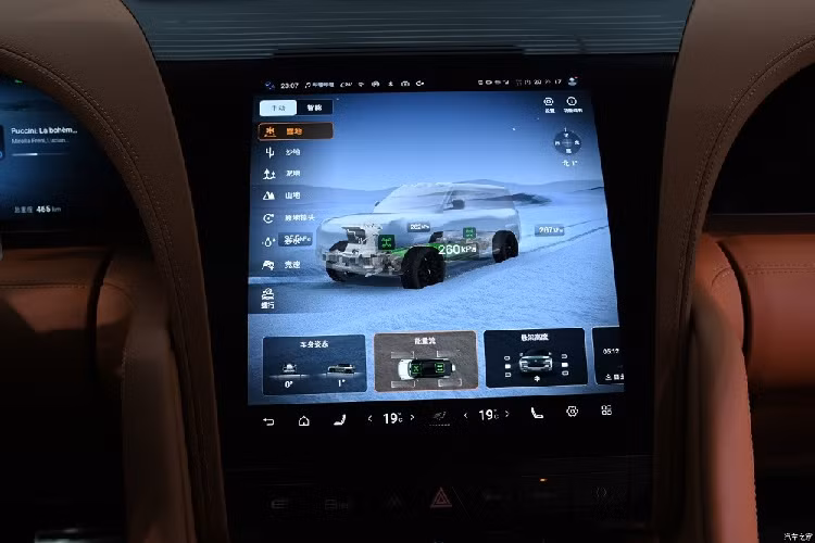 Bên trong YangWang U8 có tổng cộng 6 màn hình có thể kết nối với nhau. Đầu tiên là bảng đồng hồ kỹ thuật số và màn hình giải trí dành cho hành khách phía trước được thiết kế như đôi cánh, cùng có kích thước 26,6 inch. Bên cạnh đó là màn hình cảm ứng trung tâm nằm dọc và 2 màn hình gối tích hợp vào lưng ghế trước cùng có kích thước 12,8 inch.