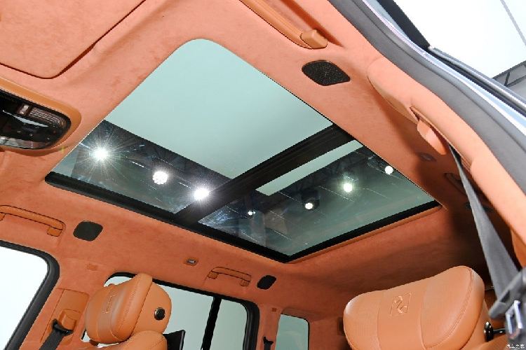 Tổng cộng, YangWang U8 sở hữu công suất 1.072 mã lực và mô-men xoắn cực đại 1.280 Nm. Nhờ đó, xe có thể tăng tốc từ 0-100 km/h trong thời gian 3,6 giây và đạt vận tốc tối đa 200 km/h. Hệ dẫn động 4 bánh điều khiển điện tử mang đến những tính năng như điều hướng mô-men xoắn nâng cao, xoay 360 độ tại chỗ như xe tăng và di chuyển sang ngang như cua bò cho mẫu xe này.