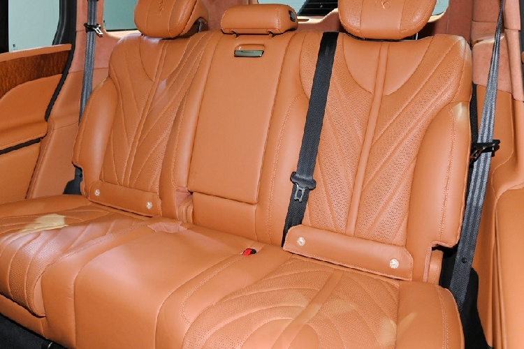 YangWang U8 là xe điện nhưng vẫn có động cơ xăng 4 xi-lanh, tăng áp, dung tích 2.0L, đóng vai trò sạc cụm pin LFP 49,05 kWh tích hợp vào khung gầm. Xe có thể thạy 180 km mà không tốn một giọt xăng, theo chu trình thử nghiệm CLTC tại Trung Quốc. Khi sạc đầy pin và đổ đầy bình xăng, xe có thể chạy 1.000 km. Động cơ xăng kết hợp với 4 mô-tơ điện có công suất tối đa 294 mã lực.