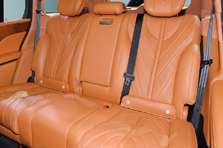 YangWang U8 là xe điện nhưng vẫn có động cơ xăng 4 xi-lanh, tăng áp, dung tích 2.0L, đóng vai trò sạc cụm pin LFP 49,05 kWh tích hợp vào khung gầm. Xe có thể thạy 180 km mà không tốn một giọt xăng, theo chu trình thử nghiệm CLTC tại Trung Quốc. Khi sạc đầy pin và đổ đầy bình xăng, xe có thể chạy 1.000 km. Động cơ xăng kết hợp với 4 mô-tơ điện có công suất tối đa 294 mã lực.