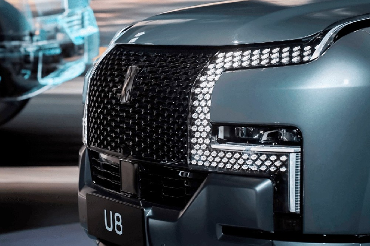 Tiếp theo đó là hốc bánh vuông vức, tay nắm cửa ẩn, gương chiếu hậu vuông vức, to bản, cột D trang trí bằng các nẹp mạ crôm nằm ngang và nóc sơn đen tương phản với thân xe. Cảm biến LiDAR, camera và đèn được tích hợp vào hốc bánh của xe. Đằng sau xe, YangWang U8 sở hữu cụm đèn hậu khá lớn với thiết kế tương tự đèn pha, dải đèn bao quanh kính chắn gió và lốp dự phòng nằm trên cửa cốp.