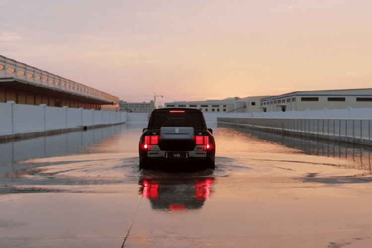 Khi kích hoạt chế độ nổi trên mặt nước khẩn cấp, YangWang U8 sẽ tự động ngắt mô-tơ điện, nâng gầm lên mức cao nhất có thể, đóng cửa sổ và chuyển điều hòa sang chế độ lấy gió trong để mang đến khả năng chống thấm nước tốt hơn. Đồng thời, cửa sổ trời của xe sẽ tự động mở để hành khách bên trong thoát ra ngoài. Màn hình cảm ứng trung tâm cũng sẽ tự động hiển thị độ sâu của nước và tình trạng xe để giúp hành khách nắm được tình hình trước khi ra ngoài.