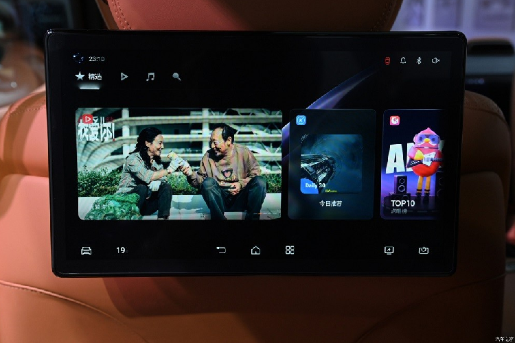 Dù có khả năng chống thấm nước IP68 nhưng sau khi thoát khỏi nước ngập, xe vẫn cần nhanh chóng được đưa đến trung tâm dịch vụ để kiểm tra. Sở hữu kích thước lớn nhưng YangWang U8 chỉ được trang bị nội thất 2 hàng ghế với 5 chỗ ngồi. Hãng BYD không cung cấp hàng ghế thứ 3 như trang bị tùy chọn cho mẫu xe này.