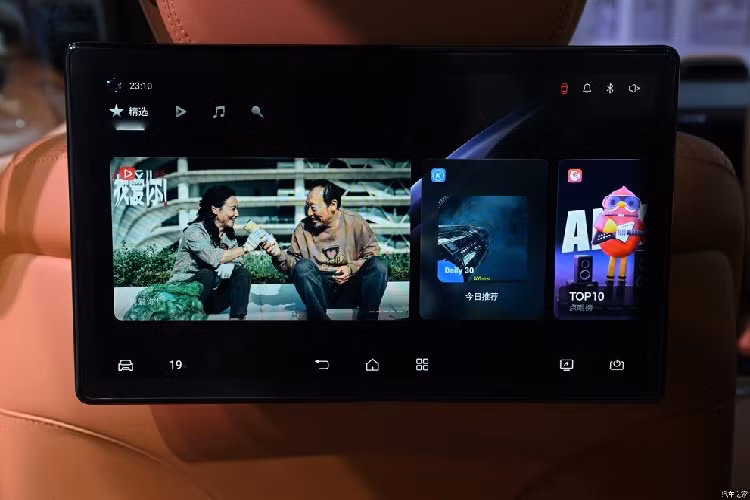 Dù có khả năng chống thấm nước IP68 nhưng sau khi thoát khỏi nước ngập, xe vẫn cần nhanh chóng được đưa đến trung tâm dịch vụ để kiểm tra. Sở hữu kích thước lớn nhưng YangWang U8 chỉ được trang bị nội thất 2 hàng ghế với 5 chỗ ngồi. Hãng BYD không cung cấp hàng ghế thứ 3 như trang bị tùy chọn cho mẫu xe này.