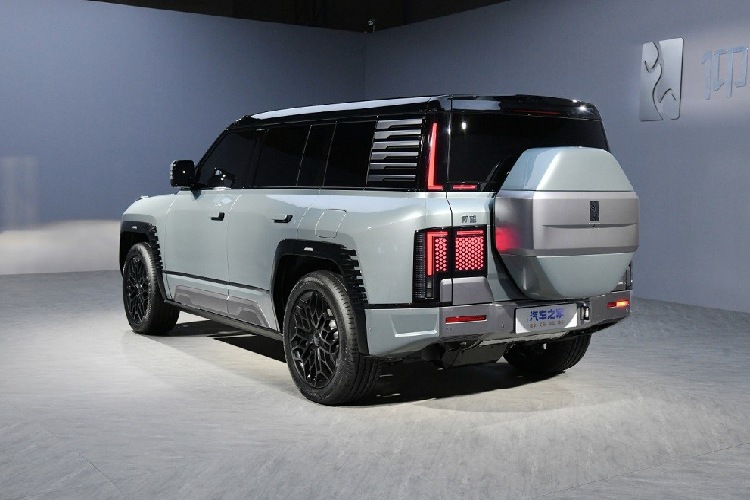 Hệ thống này giúp khoảng sáng gầm của xe có thể nâng cao thêm 150 mm để vượt qua những địa hình khó dễ dàng hơn. Đặc biệt, mẫu SUV điện này còn có chế độ lội nước độc đáo. Khi người lái kích hoạt chế độ này qua màn hình cảm ứng trung tâm, YangWang U8 sẽ sử dụng các cảm biến để theo dõi những thông số như độ sâu của nước, tình trạng trượt bánh,... Sau đó, xe có thể tiến về phía trước hoặc quay đầu.