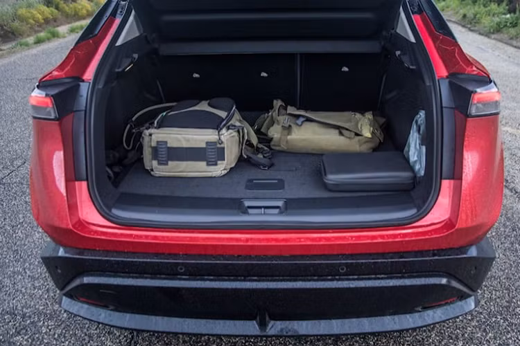 Công nghệ này hoạt động tốt nhất trong điều kiện đường cao tốc, dưới sự hỗ trợ của 7 camera, 5 radar và 12 bộ cảm biến siêu âm. Tuy nhiên, CarBuzz trừ điểm hệ thống loa Bose trên xe và nhận định rằng một phiên bản như Platinum cần một dàn loa "cao cấp thực sự". 