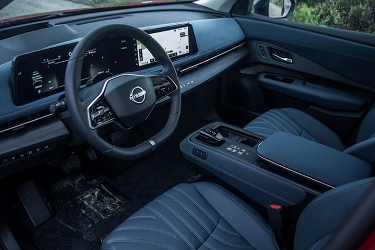 Bước vào trong cabin, cách bố trí nội thất của Nissan Ariya mang tới cảm giác gọn gàng và chỉn chu. Không gian nội thất của Nissan Ariya cực kỳ thoáng với hai hàng ghế, bởi xe không có cốp trước nên toàn bộ phần cứng điện tử bị đẩy tới khu vực này nhiều nhất có thể để giải phóng không gian cabin.