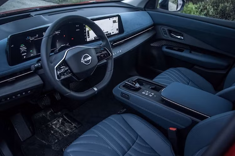 Bước vào trong cabin, cách bố trí nội thất của Nissan Ariya mang tới cảm giác gọn gàng và chỉn chu. Không gian nội thất của Nissan Ariya cực kỳ thoáng với hai hàng ghế, bởi xe không có cốp trước nên toàn bộ phần cứng điện tử bị đẩy tới khu vực này nhiều nhất có thể để giải phóng không gian cabin.