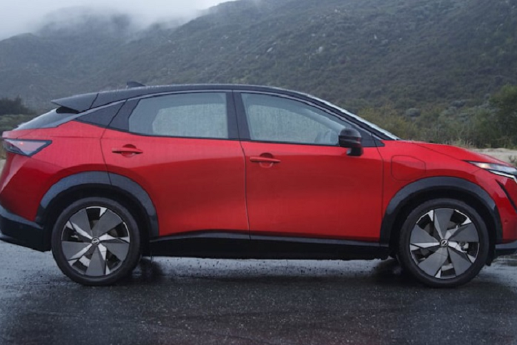 Nhìn ngang hông xe, Nissan Ariya thuần điện sở hữu kiểu dáng lại mang hơi hướng SUV lai Coupe với phần mui phía sau vát nhẹ xuống đuôi, tạo cảm giác mềm mại hơn rất nhiều. Ariya được trang bị bộ mâm kích thước lớn nhất tới 21 inch.