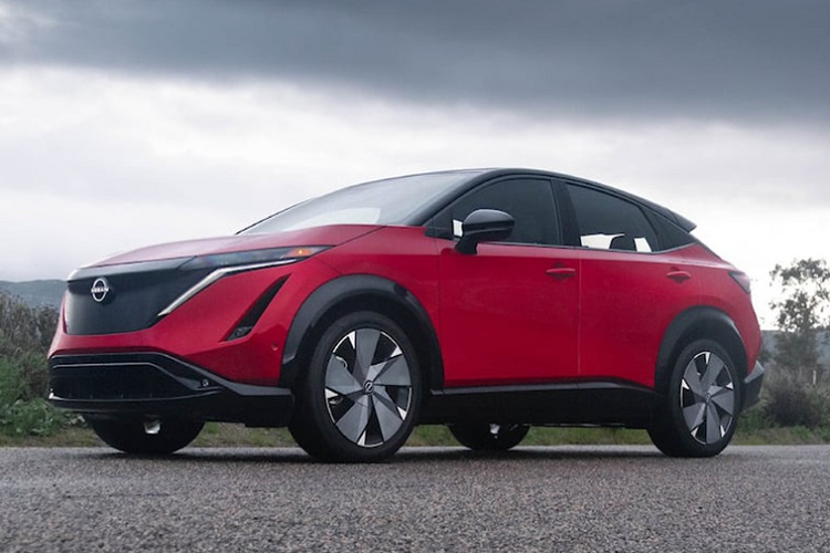 Về ngoại hình, Nissan Ariya 2023 mới sở hữu phần diện mạo rất ấn tượng với ngôn ngữ thiết kế V-Motion nâng cấp tạo nên cái nhìn trẻ trung và hiện đại. Phần đầu xe nổi bật với những đường nét sắc sảo, bộ lưới tản nhiệt hình chữ V cỡ lớn, cụm đèn LED thanh mảnh cùng cản dưới to bản khoẻ khoắn.