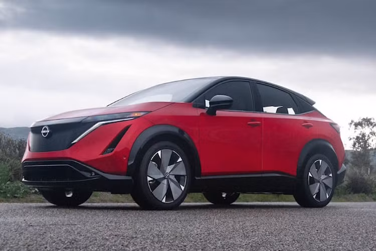 Về ngoại hình, Nissan Ariya 2023 mới sở hữu phần diện mạo rất ấn tượng với ngôn ngữ thiết kế V-Motion nâng cấp tạo nên cái nhìn trẻ trung và hiện đại. Phần đầu xe nổi bật với những đường nét sắc sảo, bộ lưới tản nhiệt hình chữ V cỡ lớn, cụm đèn LED thanh mảnh cùng cản dưới to bản khoẻ khoắn.