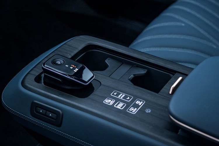 Sau quá trình trải nghiệm, lái thử chiếc SUV nhà Nissan, đại diện CarBuzz đã có những đánh giá hết sức khách quan. Theo CarBuzz, khi di chuyển trên cao tốc, chiếc xe điện này vận hành khá êm ái, ít tiếng ồn. Khả năng tăng tốc của xe cũng diễn ra khá nhịp nhàng chứ không hề giật cục 