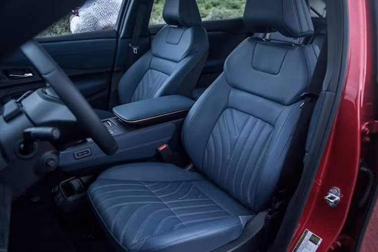 Chiếc SUV điện này sở hữu nhiều tính năng nổi bật bao gồm màn hình 12,3 inch cho hệ thống thông tin giải trí trung tâm tích hợp Apple CarPlay, Android Auto &amp; Amazon Alexa, cụm đồng hồ kỹ thuật số 12,3 inch, điều hoà tự động, cần số điện tử, nội thất bọc da cao cấp, ngăn chứa đồ ẩn và đặc biệt là hệ thống lái bán tự động ProPilot mới.