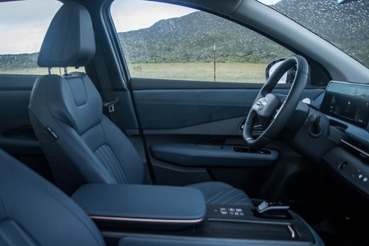 Cung cấp sức mạnh cho Nissan Ariya bản tiêu chuẩn là mô tơ đơn 214 mã lực đi cùng bộ pin 66 kWh, cho tầm vận hành 348 km mỗi lần sạc. Ở bản Platinum, xe được trang bị mô tơ đôi đưa tổng công suất lên 335 mã lực, trong khi tầm vận hành cũng tăng lên 430 km.