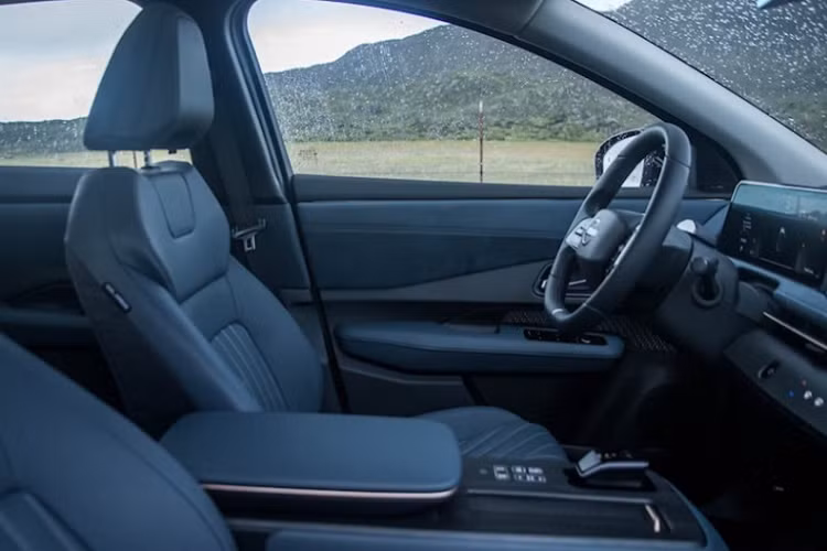 Cung cấp sức mạnh cho Nissan Ariya bản tiêu chuẩn là mô tơ đơn 214 mã lực đi cùng bộ pin 66 kWh, cho tầm vận hành 348 km mỗi lần sạc. Ở bản Platinum, xe được trang bị mô tơ đôi đưa tổng công suất lên 335 mã lực, trong khi tầm vận hành cũng tăng lên 430 km.