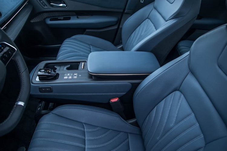 Tuy nhiên, khi di chuyển ở những đoạn đường khó khăn hơn như đường bùn đất, hệ thống phân bổ lực kéo của xe sẽ không được mượt mà. Chưa hết, hệ thống phanh xe khá nhẹ, nên người lái sẽ mất một khoảng thời gian để làm quen.