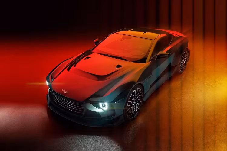 Nhìn từ bên hông, siêu xe Aston Martin Valour có kiểu dáng thon gọn đậm chất khí động học nhưng đồng thời cũng được tạo hình cơ bắp, thể hiện sự khỏe khoắn. Bộ mâm hợp kim đúc có kích thước lớn 21 inch và mang thiết kế tổ ong, đi với lốp Michelin Pilot Sport S 5 được tối ưu riêng cho xe Aston Martin. 