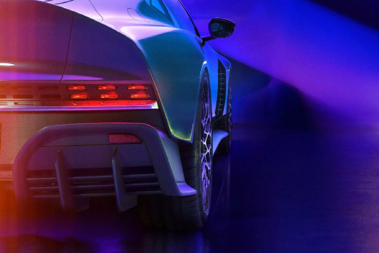 Bên cạnh hiệu năng vô cùng ấn tượng, Aston Martin cũng không quên nhấn mạnh sự thoải mái cho người sử dụng khi lưu ý rằng Valour sở hữu nhiều DNA của xe đường trường hơn là xe thể thao. Do đó, siêu phẩm độc đáo này hứa hẹn mang đến khả năng lái năng động tuyệt vời ngay cả trên đường công cộng.