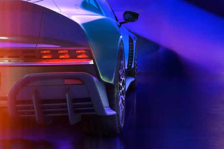 Bên cạnh hiệu năng vô cùng ấn tượng, Aston Martin cũng không quên nhấn mạnh sự thoải mái cho người sử dụng khi lưu ý rằng Valour sở hữu nhiều DNA của xe đường trường hơn là xe thể thao. Do đó, siêu phẩm độc đáo này hứa hẹn mang đến khả năng lái năng động tuyệt vời ngay cả trên đường công cộng.