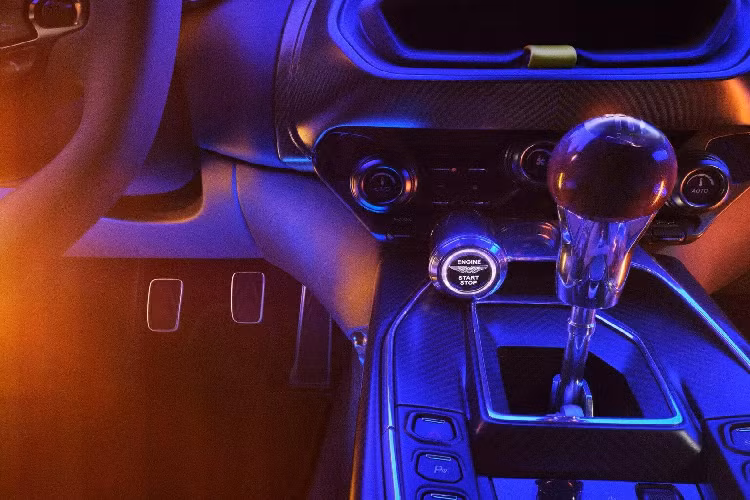 Khoang cabin của Valour khá giống với chiếc Vantage đời mới hiện nay, nhưng được thiết kế theo phong cách tối giản để phù hợp với hình ảnh cổ điển mà Aston Martin muốn tạo ra. Các khe gió điều hòa được sửa đổi lại, trong khi khu vực "yên ngựa" nổi bật với cần gạt số có đầu hình tròn được ốp gỗ.