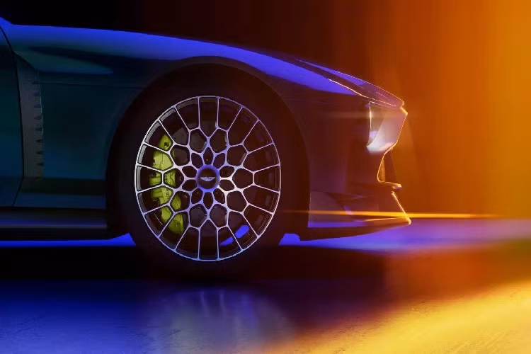 Valour vận hành bằng động cơ V12 5.2L tăng áp kép có khả năng sản sinh công suất 705 mã lực và mô-men xoắn cực đại 753 Nm. So với chiếc V12 Vantage bản thương mại, mức mô-men xoắn của động cơ Valour ngang bằng nhưng công suất nhỉnh hơn 15 đơn vị.