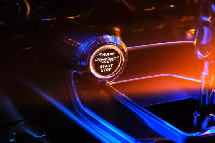 Valour có các chế độ lái Sport, Sport+ và Track với “phản ứng ga, quản lý mô-men xoắn và đặc tính âm thanh được tách biệt rõ rệt”. Hệ thống lái mới cũng như “hệ thống treo đặt làm riêng với bộ giảm chấn thích ứng, lò xo và thanh chống lật, tất cả đều được tối ưu dành riêng cho xe.” Valour còn được hưởng lợi từ cấu trúc thân xe tùy chỉnh để đạt độ cứng vững tối ưu so với các mẫu xe thương mại của hãng.