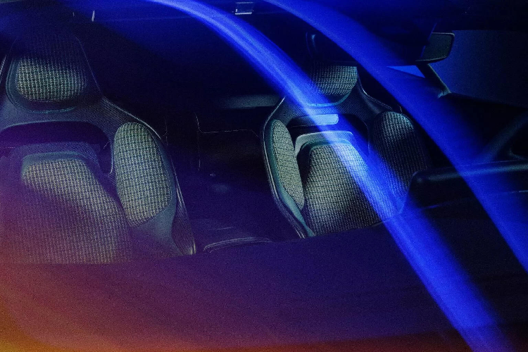 Động cơ truyền lực kéo tới cầu sau thông qua hộp số sàn 6 cấp và bộ vi sai hạn chế trượt. Aston Martin không tiết lộ về thông số bứt tốc của Valour, tuy nhiên có thể siêu phẩm này cũng ngang ngửa với năng lực của V12 Vantage: tăng tốc từ 0 - 100 km/h trong vòng 3,4 giây trước khi đạt tốc độ tối đa 322 km/h.