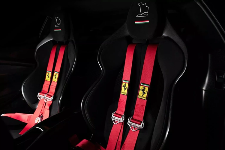 Không gian nội thất của xe sử dụng tông màu chủ đạo đen, đi kèm một số họa tiết trang trí màu cờ Hungary trên lẫy chuyển số, bảng taplo... Xe được trang bị ghế đua bằng sợi carbon, đi kèm dây đai an toàn 4 điểm màu đỏ.