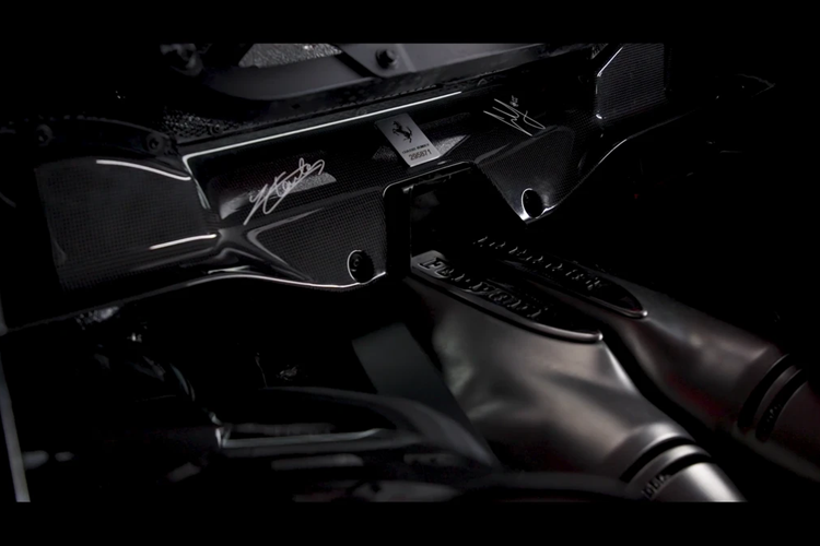 Chiếc xe sở hữu màu ngoại thất đỏ Rosso F1 với 3 lớp sơn ánh kim đặc biệt. Các chi tiết như viền cản trước, hông xe, mui, cản sau... có màu trắng Bianco King, kết hợp cùng số đeo sử dụng kiểu phông chữ nguyên bản trên chiếc xe đua của Michael Schumacher.