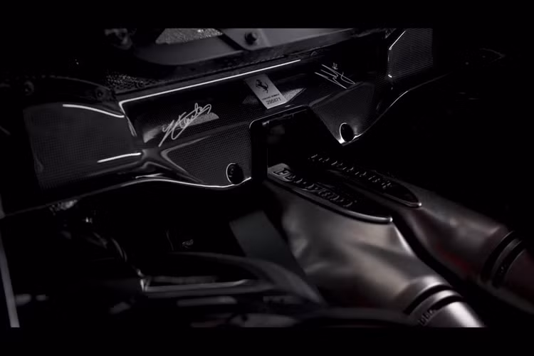 Chiếc xe sở hữu màu ngoại thất đỏ Rosso F1 với 3 lớp sơn ánh kim đặc biệt. Các chi tiết như viền cản trước, hông xe, mui, cản sau... có màu trắng Bianco King, kết hợp cùng số đeo sử dụng kiểu phông chữ nguyên bản trên chiếc xe đua của Michael Schumacher.