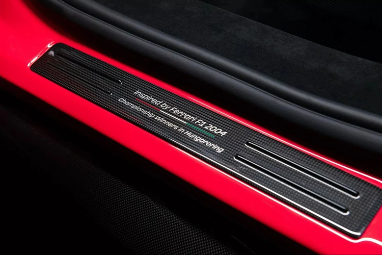 Tựa đầu mỗi ghế được thêu hình ảnh trường đua Hungaroring và quốc kỳ của Hungary.