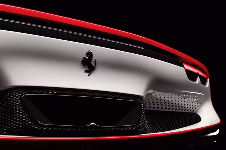 Bệ bước được làm từ chất liệu sợi carbon, được in dòng chữ "Inspired by Ferrari F1 2004 - Championship Winners in Hungaroring" (Được lấy cảm hứng từ mẫu xe Ferrari F1 2004 - Nhà vô địch tại trường đua Hungaroring). Ferrari 296 GTB sở hữu động cơ đốt trong V6 dung tích 2.9L công suất 663 mã lực. 