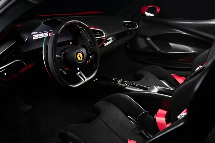 Khoang động cơ phía sau được ốp chất liệu sợi carbon. Phía trên nắp che động cơ là chữ ký của 2 tay đua thuộc biên chế của Scuderia Ferrari là Charles Leclerc và Carlos Sainz.
