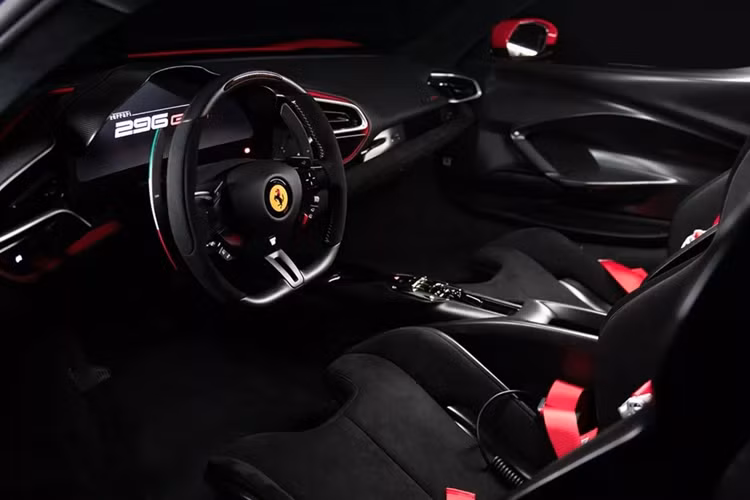 Khoang động cơ phía sau được ốp chất liệu sợi carbon. Phía trên nắp che động cơ là chữ ký của 2 tay đua thuộc biên chế của Scuderia Ferrari là Charles Leclerc và Carlos Sainz.