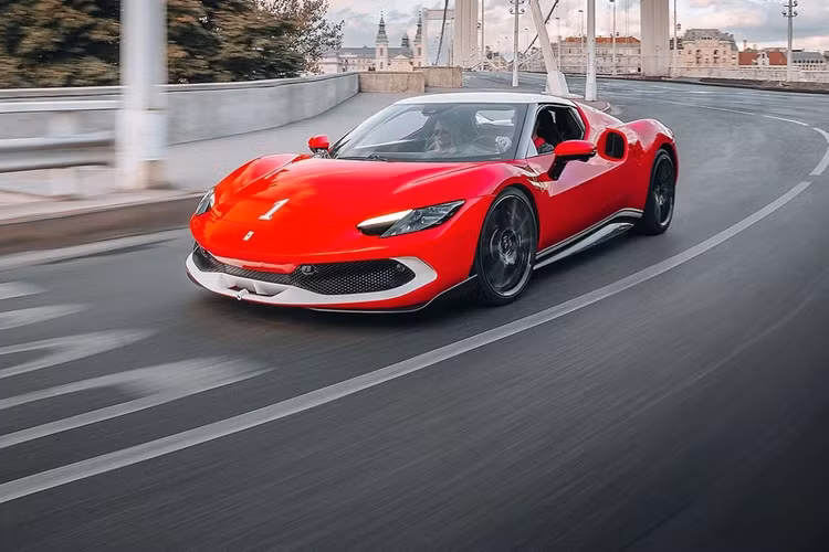 Vốn chỉ được phân phối cho thị trường Hungary, toàn bộ 5 chiếc Ferrari 296 GTB Assetto Fiorano giới hạn đặc biệt này đều đã có chủ với mức giá không được tiết lộ. Tại Việt Nam, Ferrari 296 GTB có giá khởi điểm từ 21 tỷ đồng. 