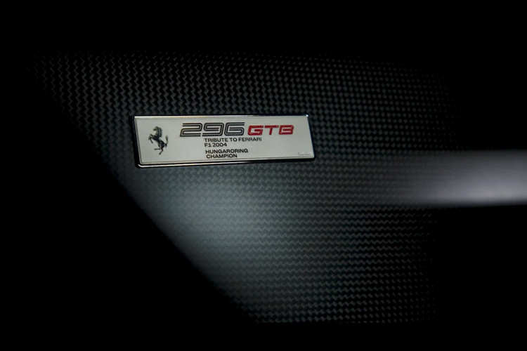 Kết hợp cùng động cơ điện, Ferrari 296 GTB có tổng công suất lên đến 830 mã lực, cùng mô men xoắn cực đại lên đến 740 Nm. Với phiên bản cao cấp Assetto Fiorano, mẫu xe này được bổ sung thêm hệ thống treo Multimatic, các chi tiết ốp sợi carbon, kính chắn gió sau với chất liệu composite, mâm carbon, lốp Michelin Cup 2 R... 