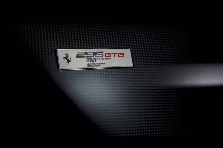 Kết hợp cùng động cơ điện, Ferrari 296 GTB có tổng công suất lên đến 830 mã lực, cùng mô men xoắn cực đại lên đến 740 Nm. Với phiên bản cao cấp Assetto Fiorano, mẫu xe này được bổ sung thêm hệ thống treo Multimatic, các chi tiết ốp sợi carbon, kính chắn gió sau với chất liệu composite, mâm carbon, lốp Michelin Cup 2 R... 