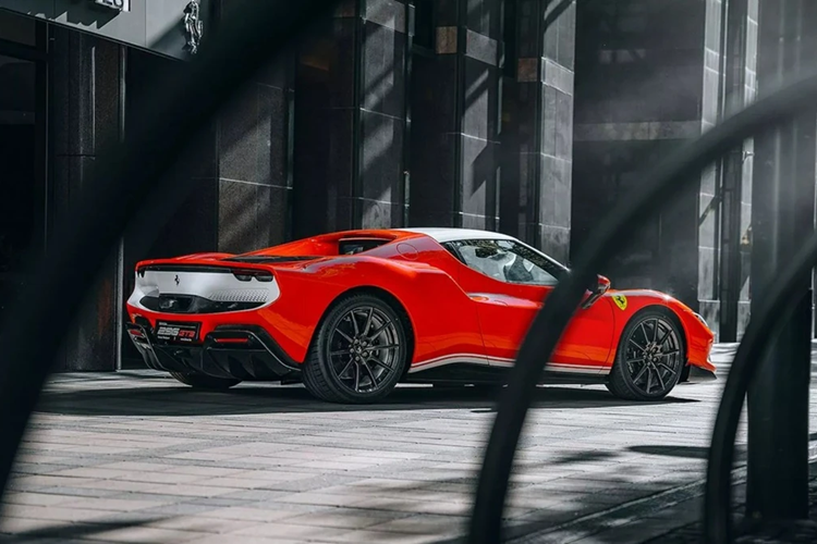 Được chấp bút bởi bộ phận Ferrari Atelier, ngoại thất của chiếc siêu xe Ferrari 296 GTB Assetto Fiorano được mô phỏng theo mẫu xe giành chức vô địch năm đó là Ferrari F2004. Chiếc đầu tiên vừa được giới thiệu tại một sự kiện được tổ chức ở thủ đô Budapest, Hungary.