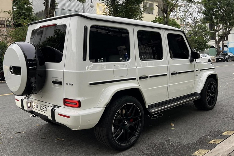 Điểm cộng trên chiếc Mercedes-AMG G63 của Hiền Hồ chính là biển đẹp 51K-139.38, với 39 và 38 là ông thần tài nhỏ và ông thổ địa nhỏ. Tuy nhiên hiện biển số đã định danh, việc ai đó mua chiếc xe Mercedes-AMG G63 này đồng nghĩa biển số không còn giá trị gì vì đơn vị bán phải làm các thủ tục để thu hồi biển, người mua phải bấm biển số mới.