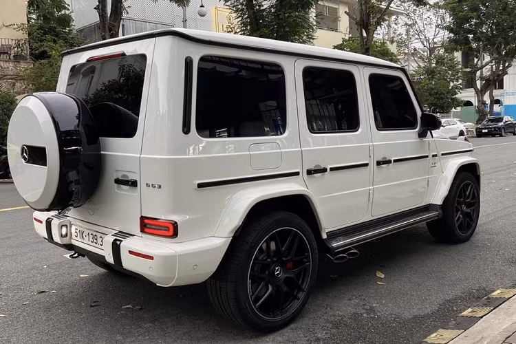 Điểm cộng trên chiếc Mercedes-AMG G63 của Hiền Hồ chính là biển đẹp 51K-139.38, với 39 và 38 là ông thần tài nhỏ và ông thổ địa nhỏ. Tuy nhiên hiện biển số đã định danh, việc ai đó mua chiếc xe Mercedes-AMG G63 này đồng nghĩa biển số không còn giá trị gì vì đơn vị bán phải làm các thủ tục để thu hồi biển, người mua phải bấm biển số mới.