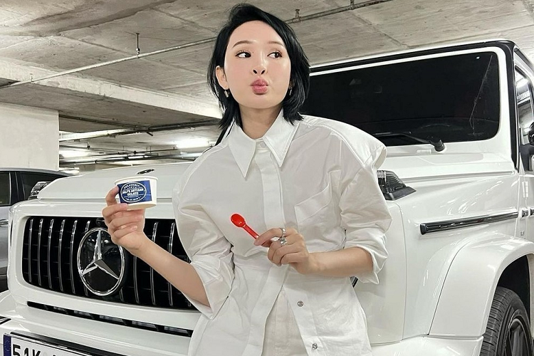 Câu chuyện nữ ca sĩ Hiền Hồ đã bán đi chiếc xe SUV hạng sang "vạn người mê" Mercedes-AMG G63 chỉ sau chưa đầy 2 năm sở hữu đã thu hút sự quan tâm của cộng đồng mạng. Dù vụ việc này đã xảy ra được 1 tuần, nhưng độ nóng của nó vẫn chưa có dấu hiệu hạ nhiệt. Thông tin chúng tôi tìm hiểu có được, chiếc SUV hạng sang Mercedes-AMG G63 của Hiền Hồ chỉ sau 1 ngày được rao bán, đã có một đại gia buôn xe mua lại.