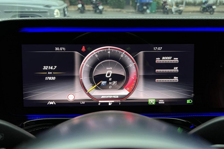 Hiền Hồ mua xe Mercedes-AMG G63 vào cuối năm 2021 như là món quà tự thưởng cho bản thân, cô từng cho biết để thành công, cũng như có tiền mua sắm những món đồ yêu thích đã bị mất ngủ triền miên.