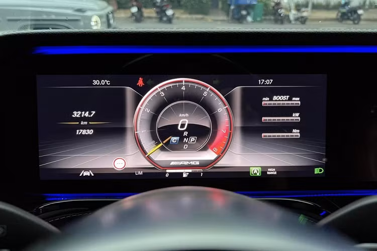 Hiền Hồ mua xe Mercedes-AMG G63 vào cuối năm 2021 như là món quà tự thưởng cho bản thân, cô từng cho biết để thành công, cũng như có tiền mua sắm những món đồ yêu thích đã bị mất ngủ triền miên.